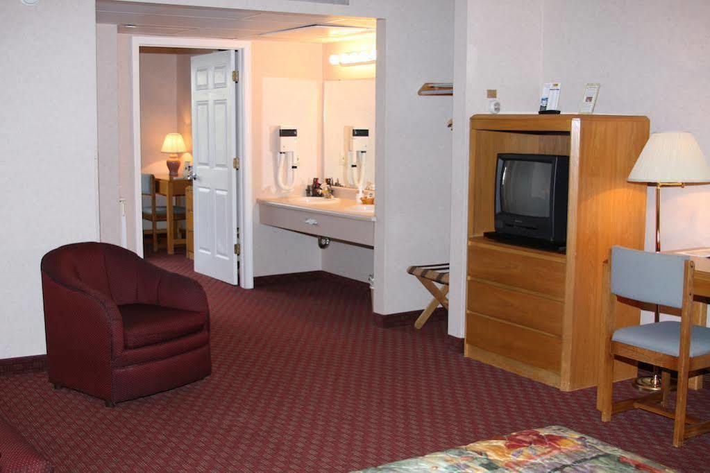 Budget Host Inn & Suites Saint Ignace Exteriér fotografie